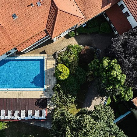 Bassiana Hotel Es Etterem Sarvar Luaran gambar