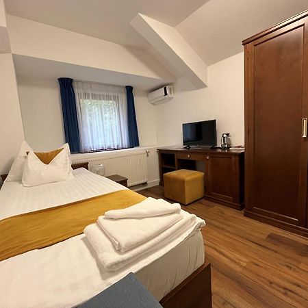 Bassiana Hotel Es Etterem Sarvar Luaran gambar