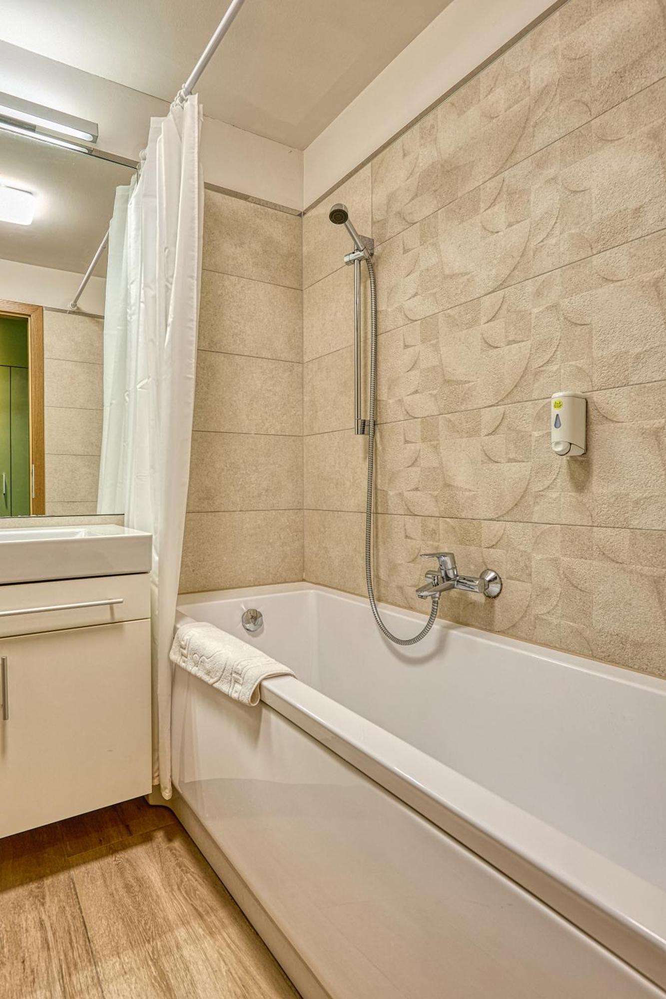 Bassiana Hotel Es Etterem Sarvar Luaran gambar
