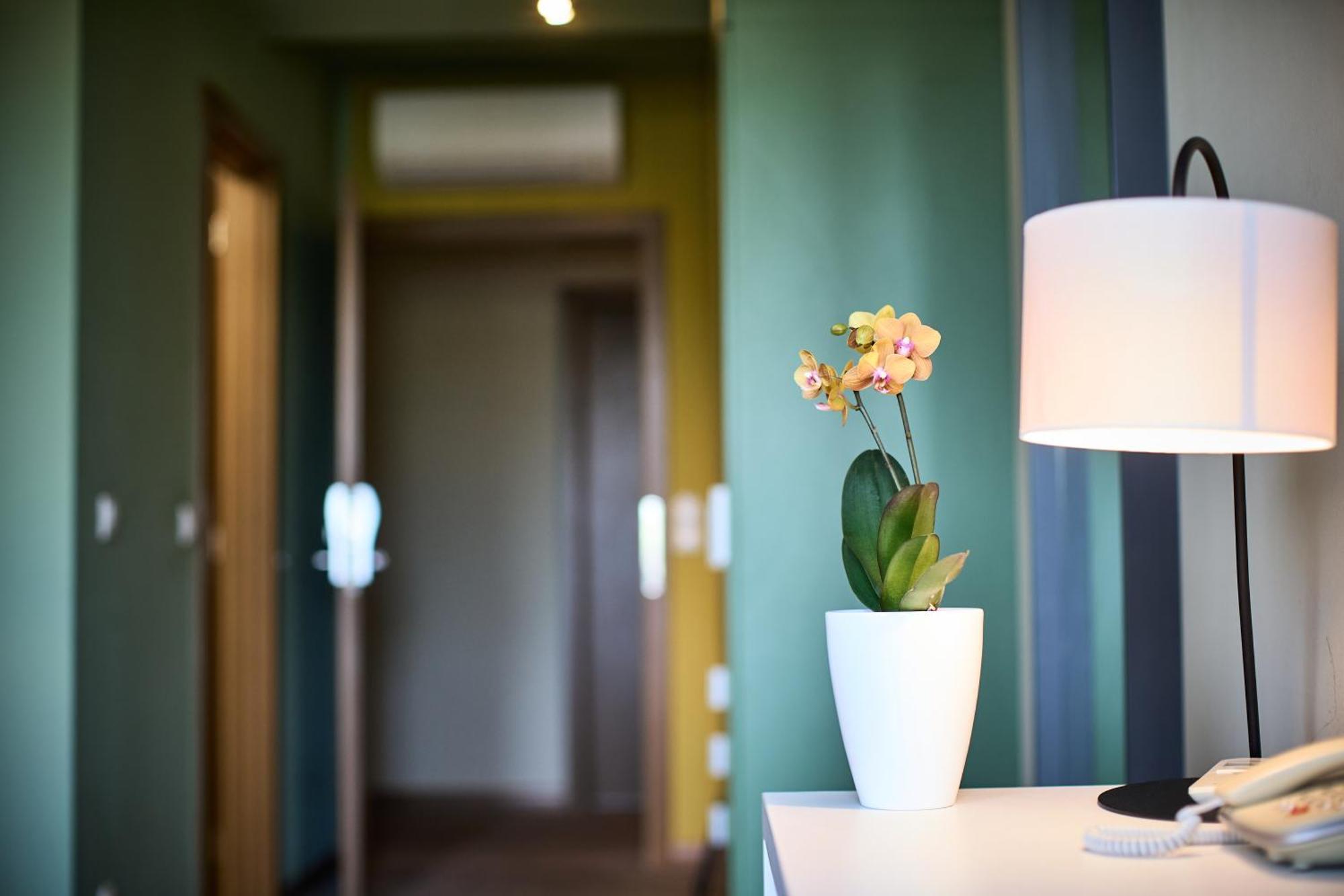 Bassiana Hotel Es Etterem Sarvar Luaran gambar
