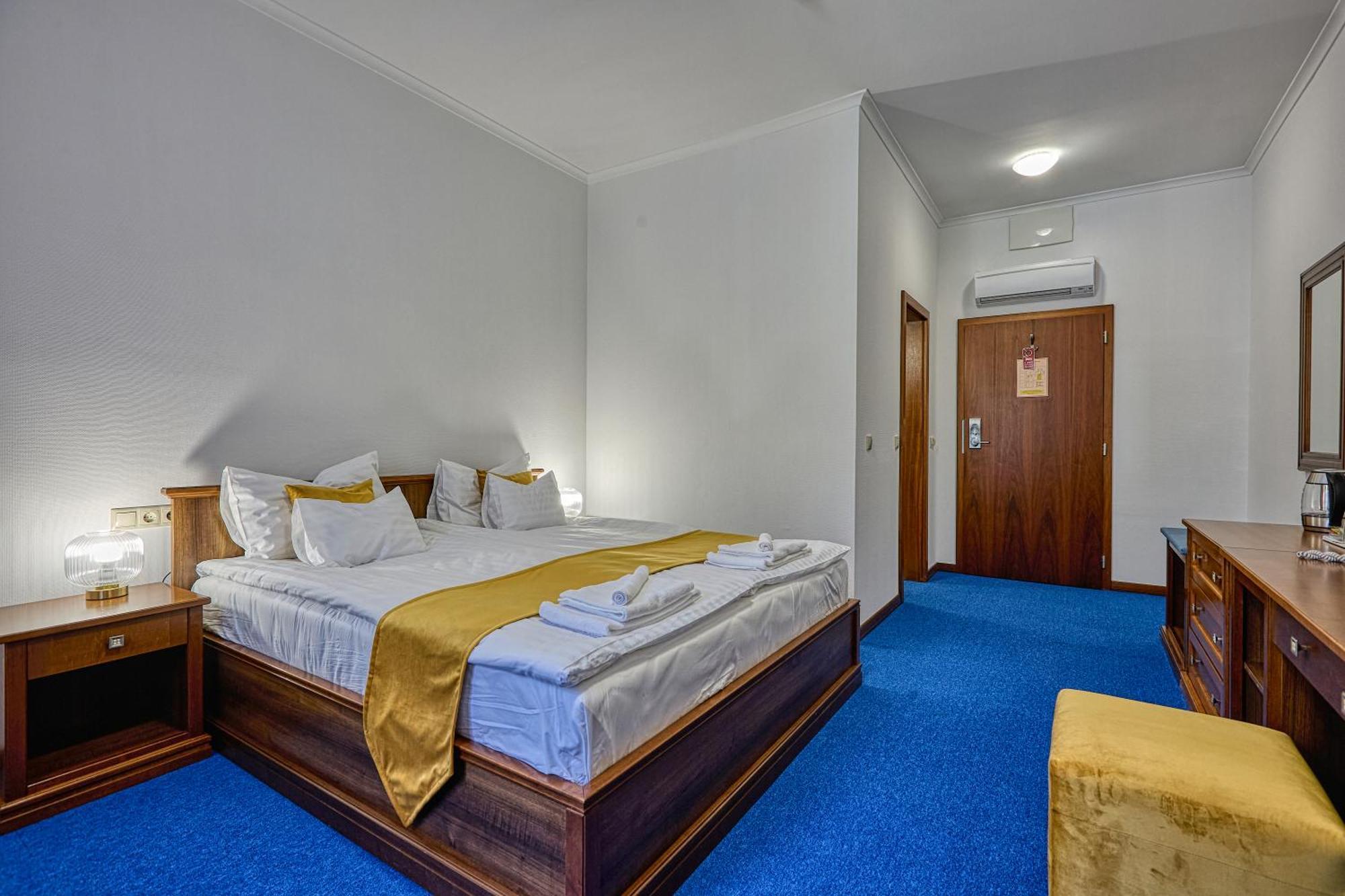 Bassiana Hotel Es Etterem Sarvar Luaran gambar