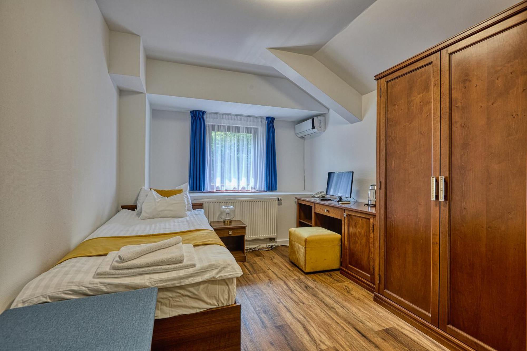 Bassiana Hotel Es Etterem Sarvar Luaran gambar