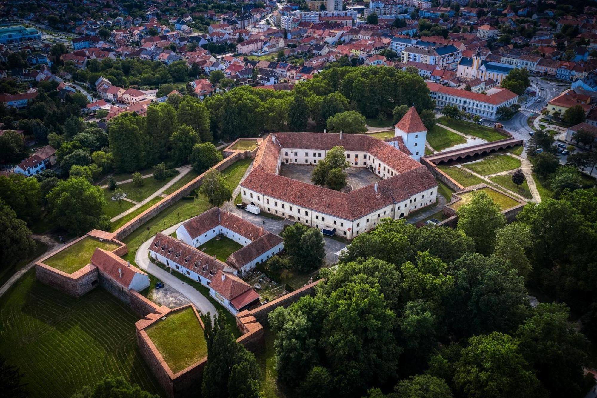 Bassiana Hotel Es Etterem Sarvar Luaran gambar