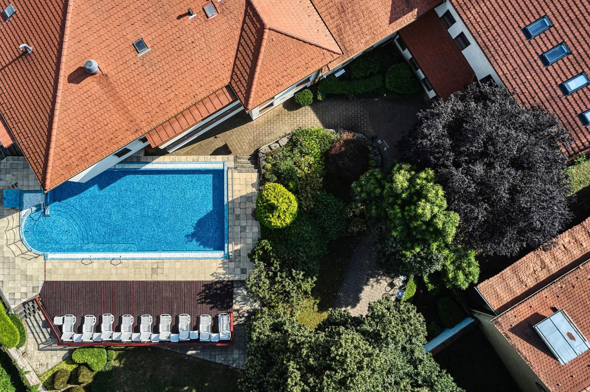 Bassiana Hotel Es Etterem Sarvar Luaran gambar