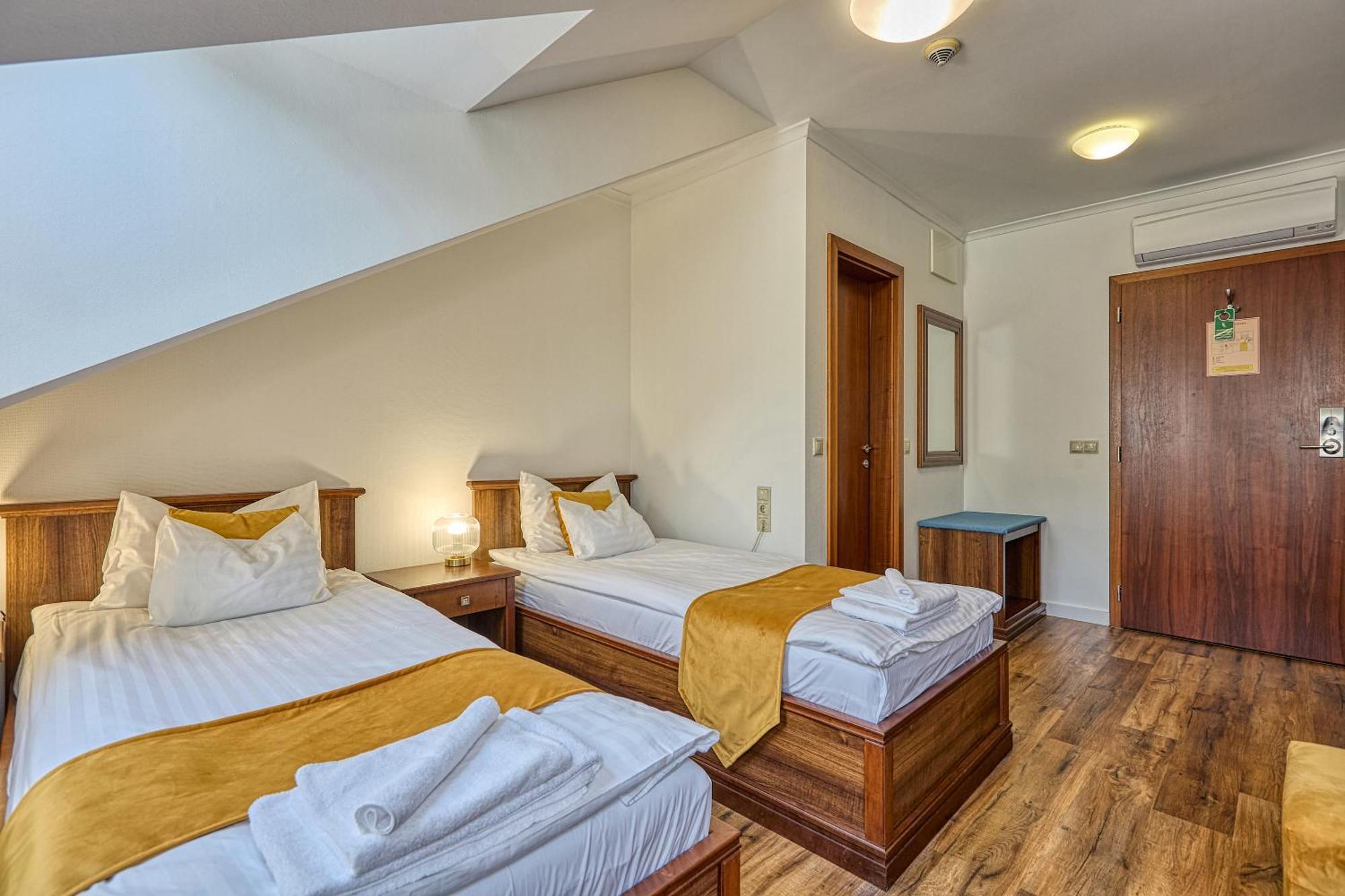 Bassiana Hotel Es Etterem Sarvar Luaran gambar