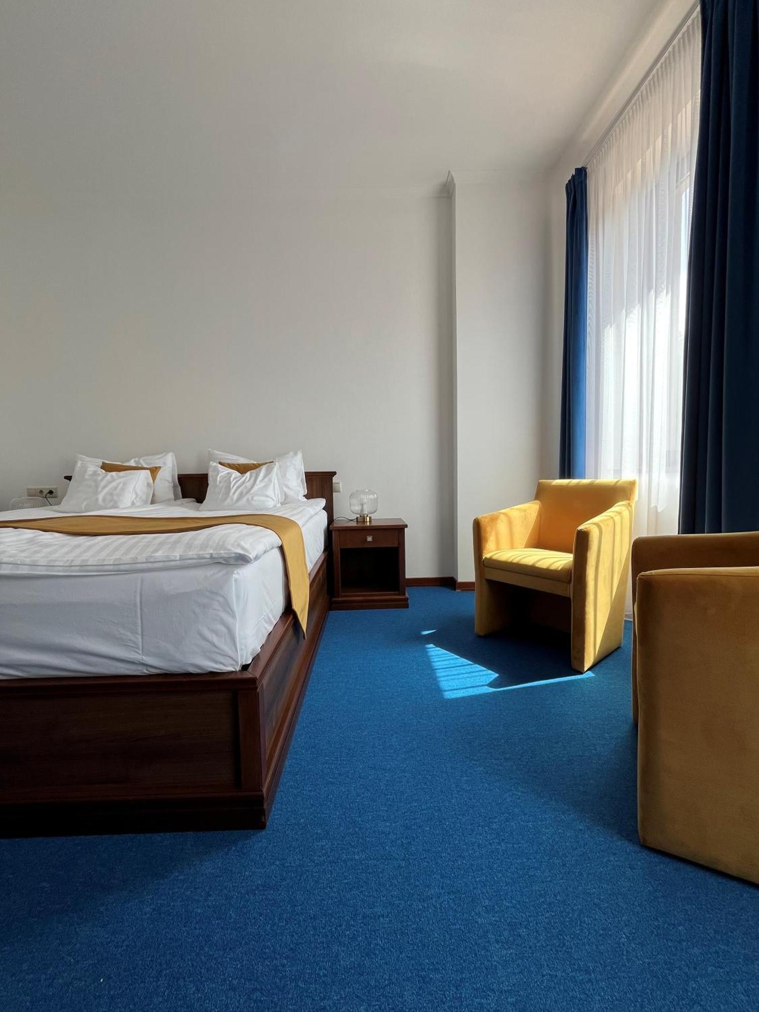 Bassiana Hotel Es Etterem Sarvar Luaran gambar