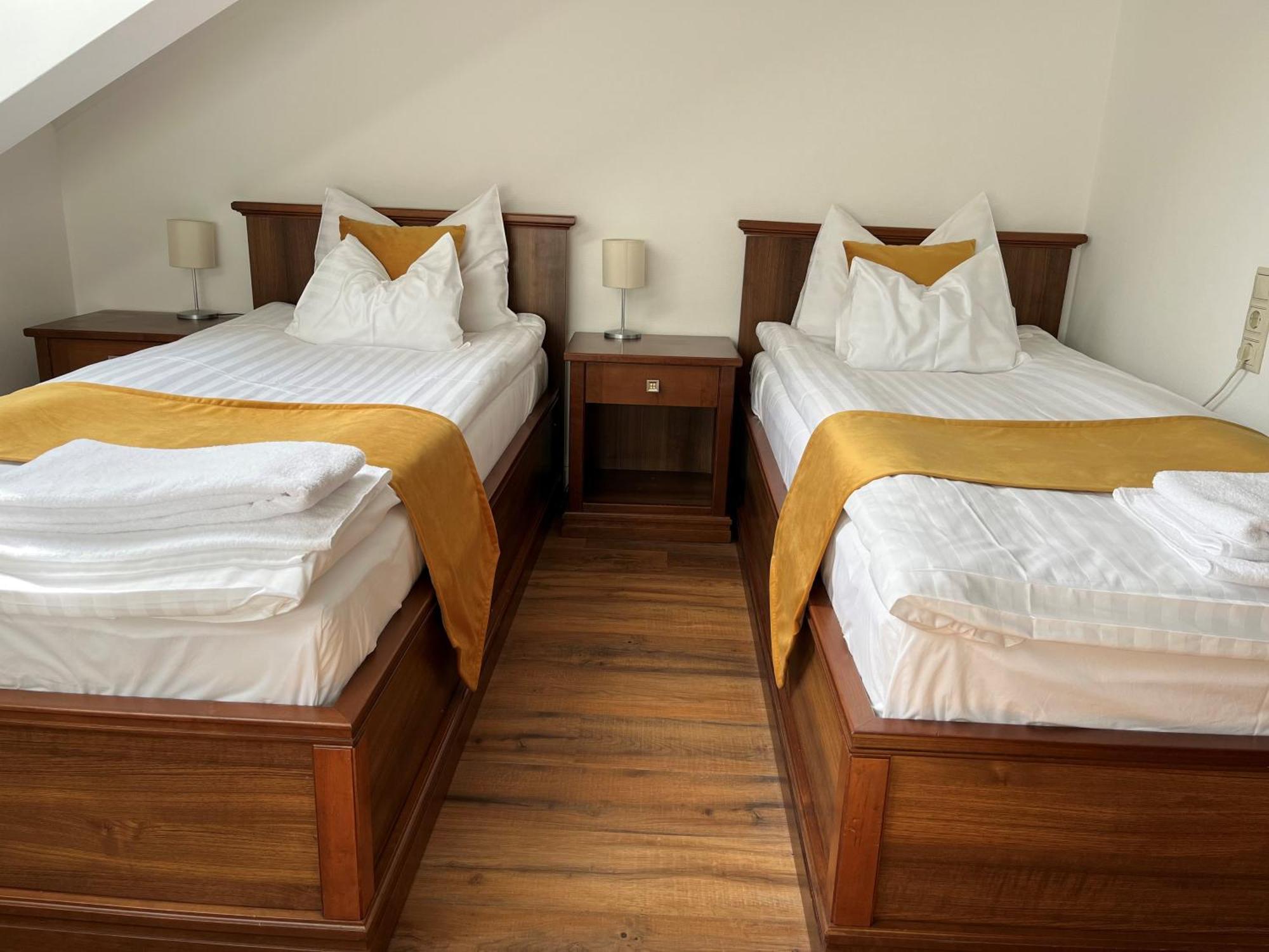 Bassiana Hotel Es Etterem Sarvar Luaran gambar