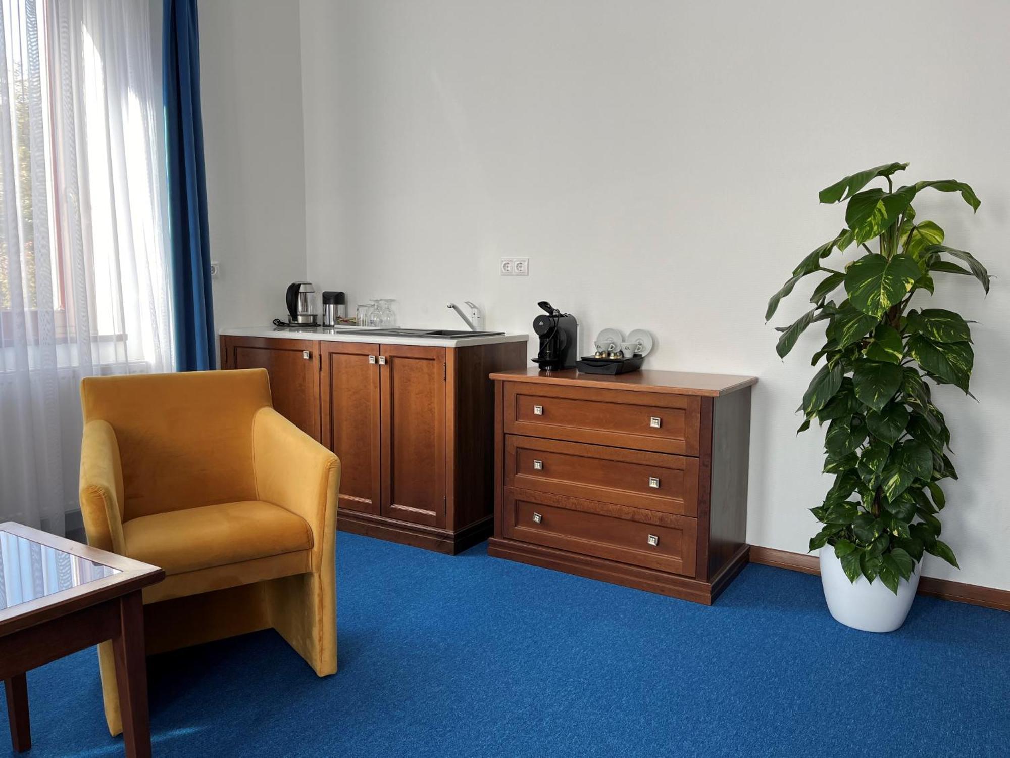 Bassiana Hotel Es Etterem Sarvar Luaran gambar