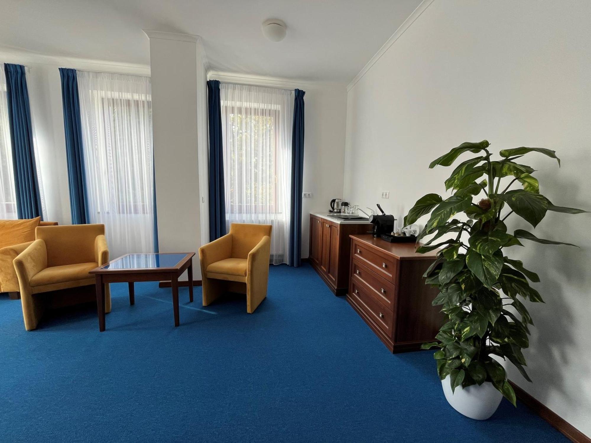 Bassiana Hotel Es Etterem Sarvar Luaran gambar