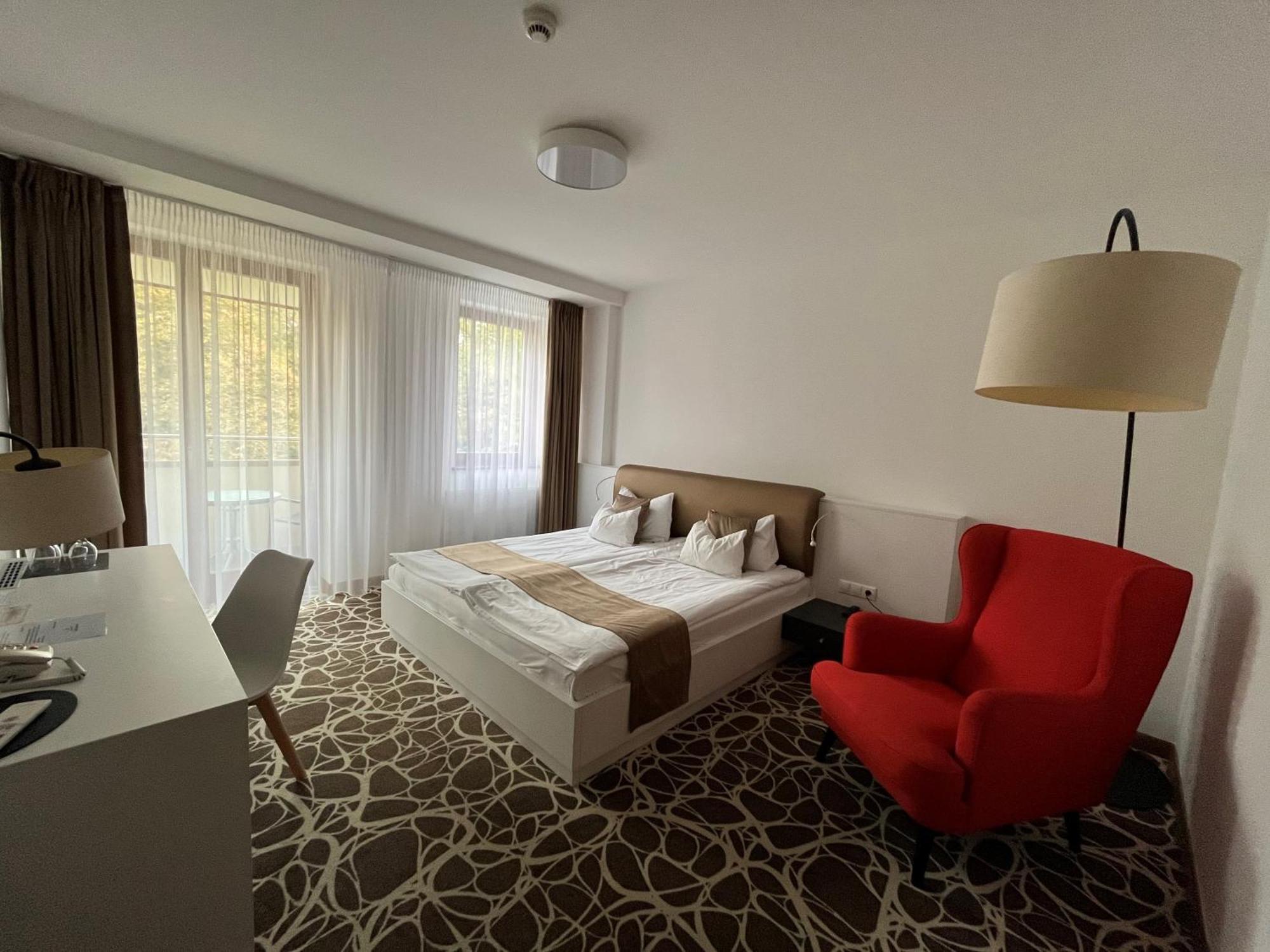Bassiana Hotel Es Etterem Sarvar Luaran gambar