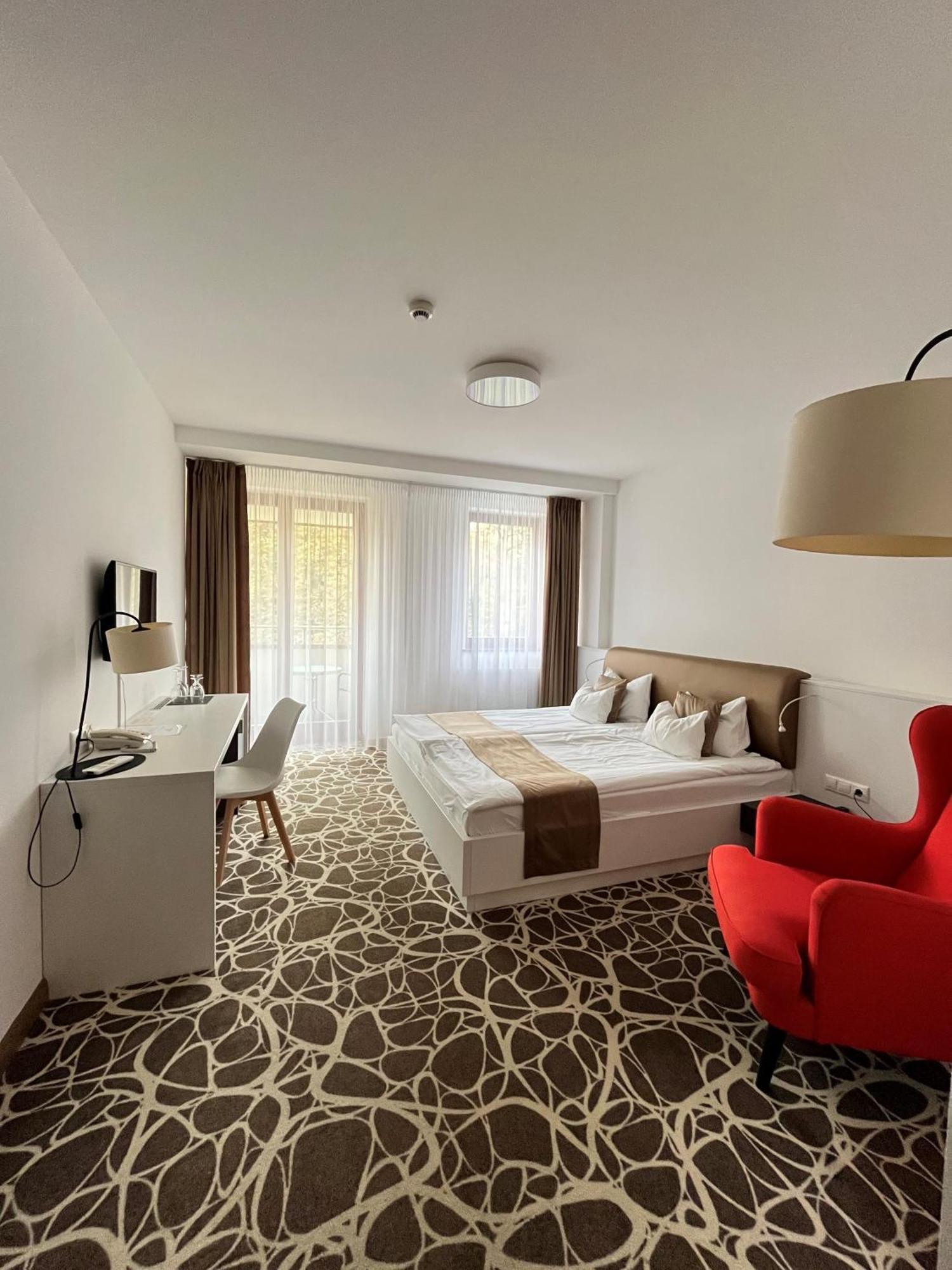 Bassiana Hotel Es Etterem Sarvar Luaran gambar