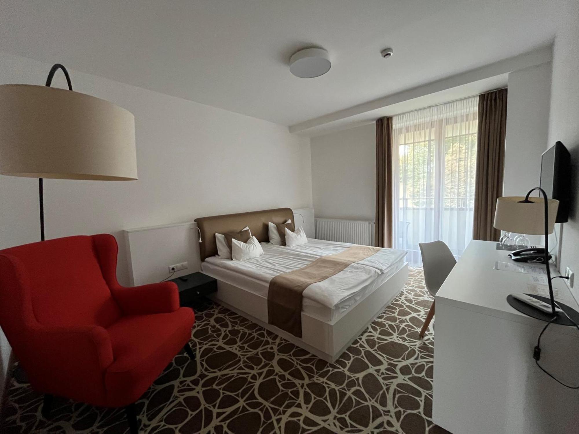 Bassiana Hotel Es Etterem Sarvar Luaran gambar