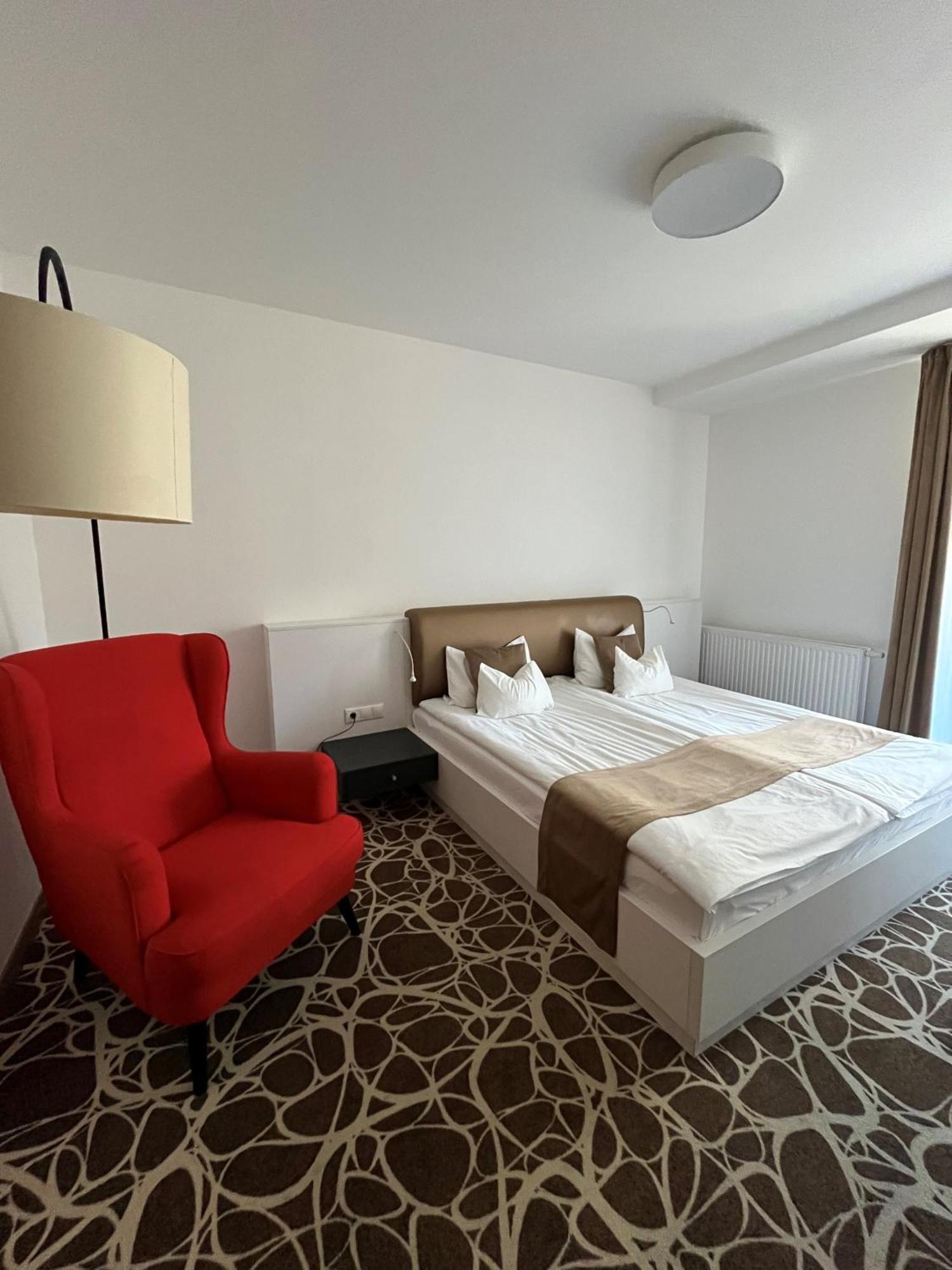 Bassiana Hotel Es Etterem Sarvar Luaran gambar