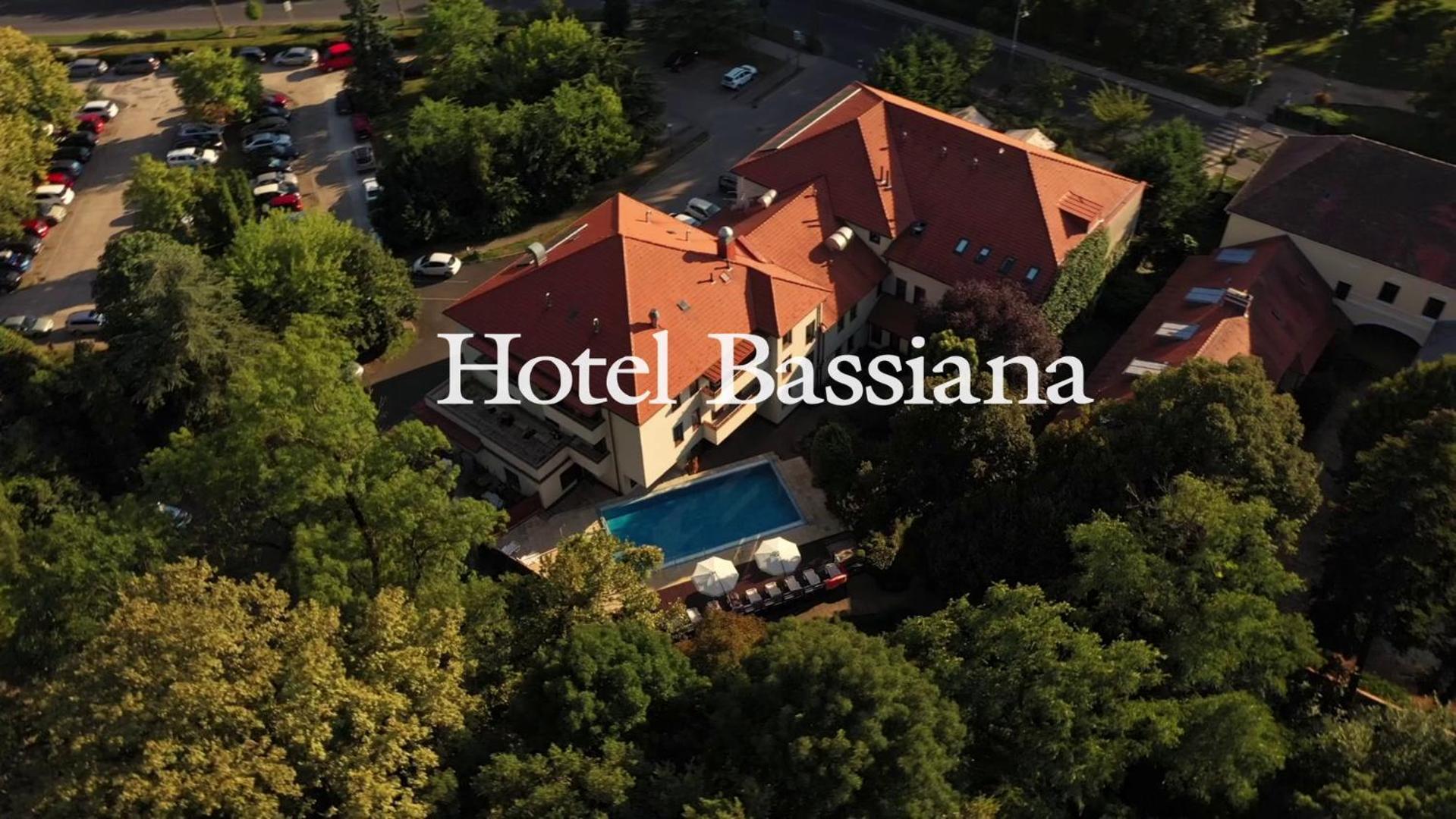 Bassiana Hotel Es Etterem Sarvar Luaran gambar