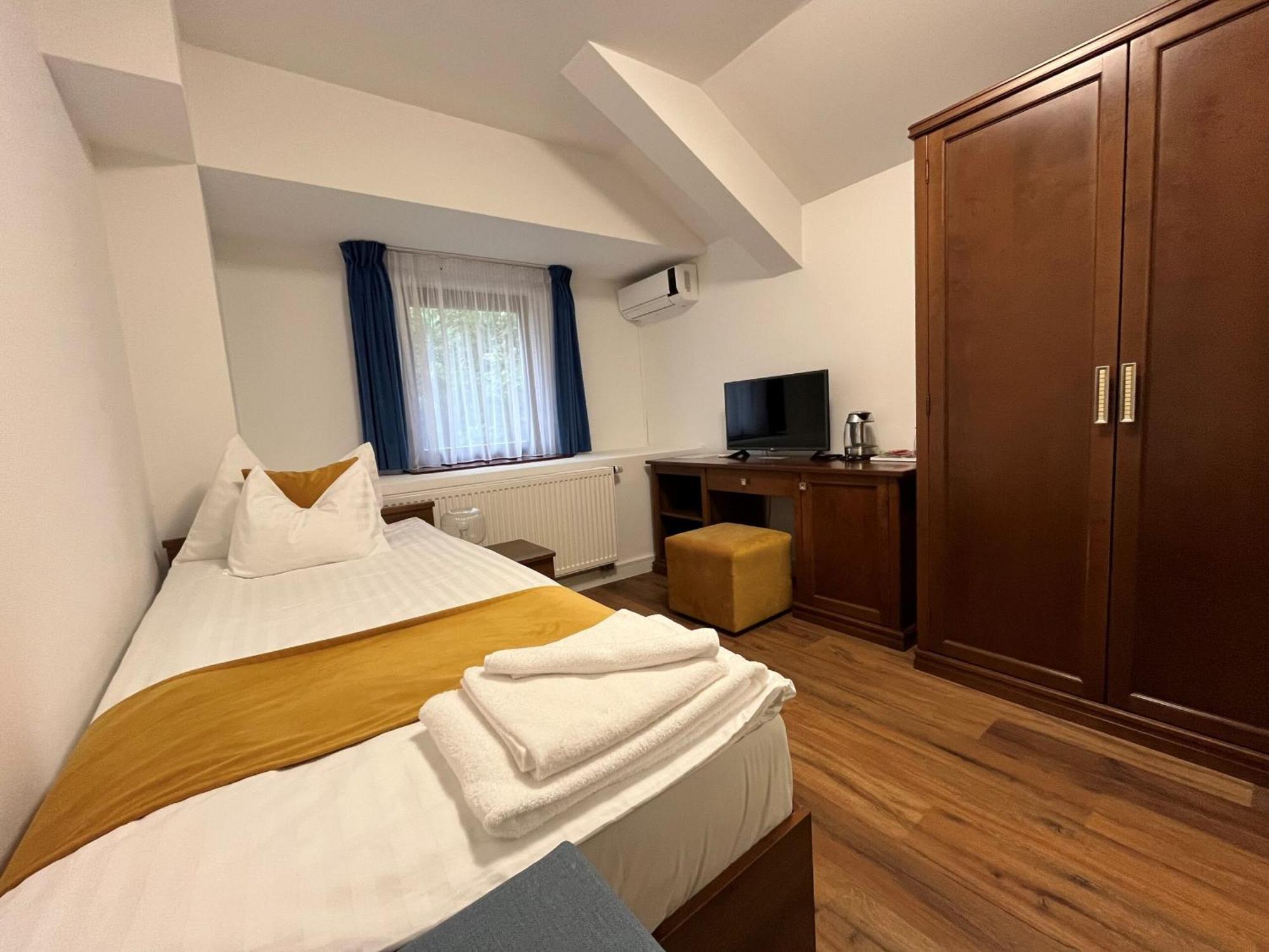 Bassiana Hotel Es Etterem Sarvar Luaran gambar