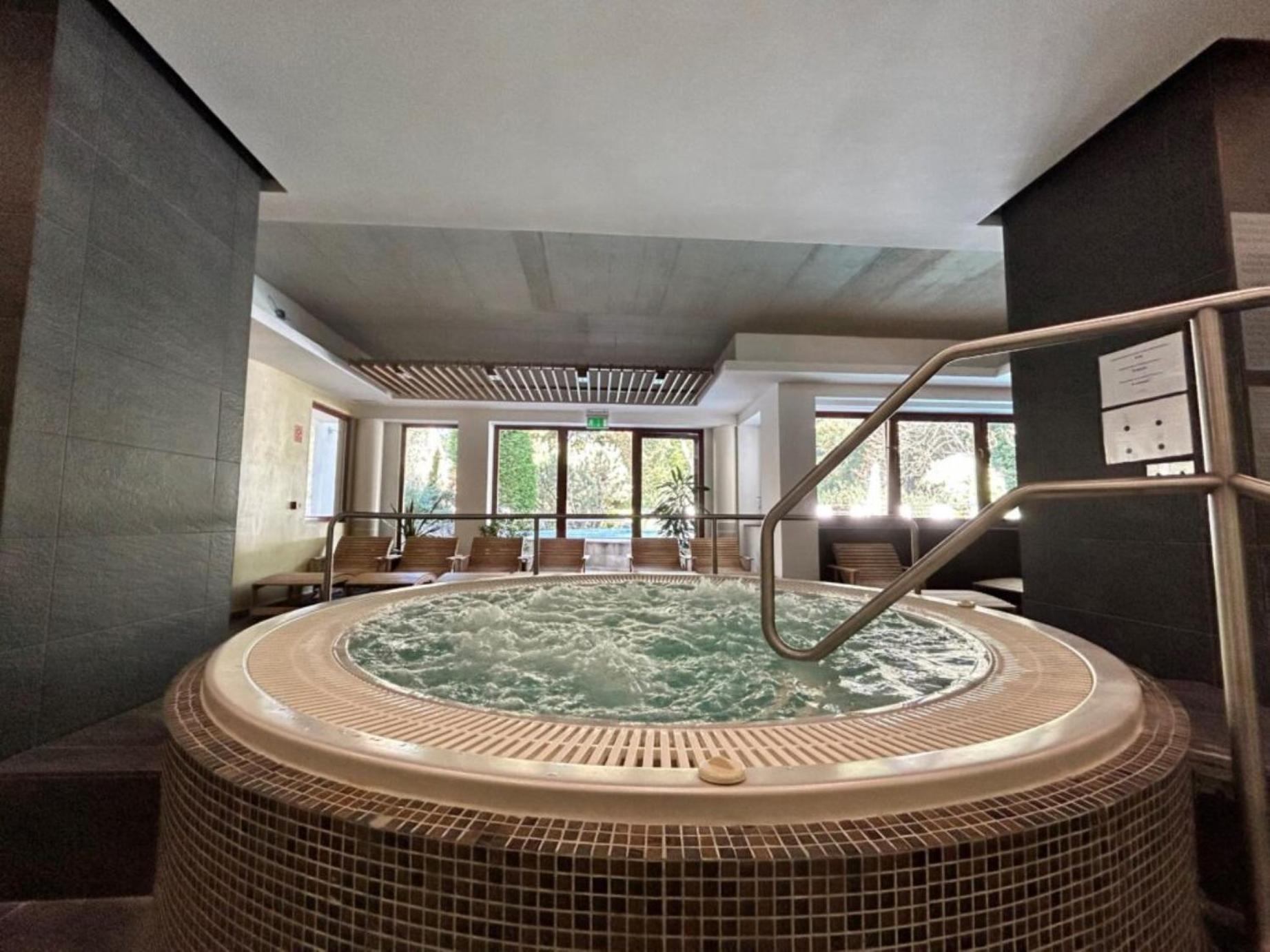 Bassiana Hotel Es Etterem Sarvar Luaran gambar
