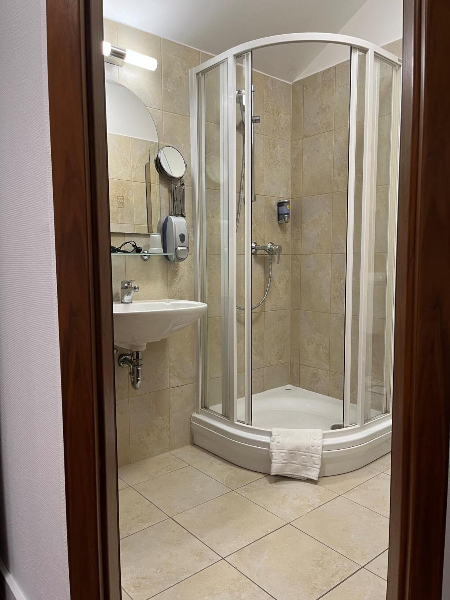 Bassiana Hotel Es Etterem Sarvar Luaran gambar
