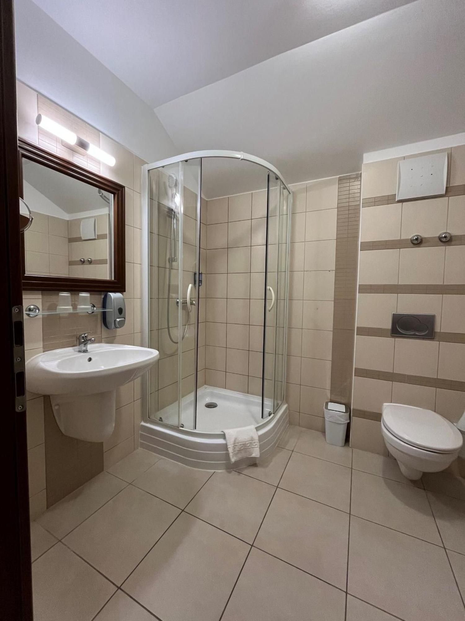 Bassiana Hotel Es Etterem Sarvar Luaran gambar