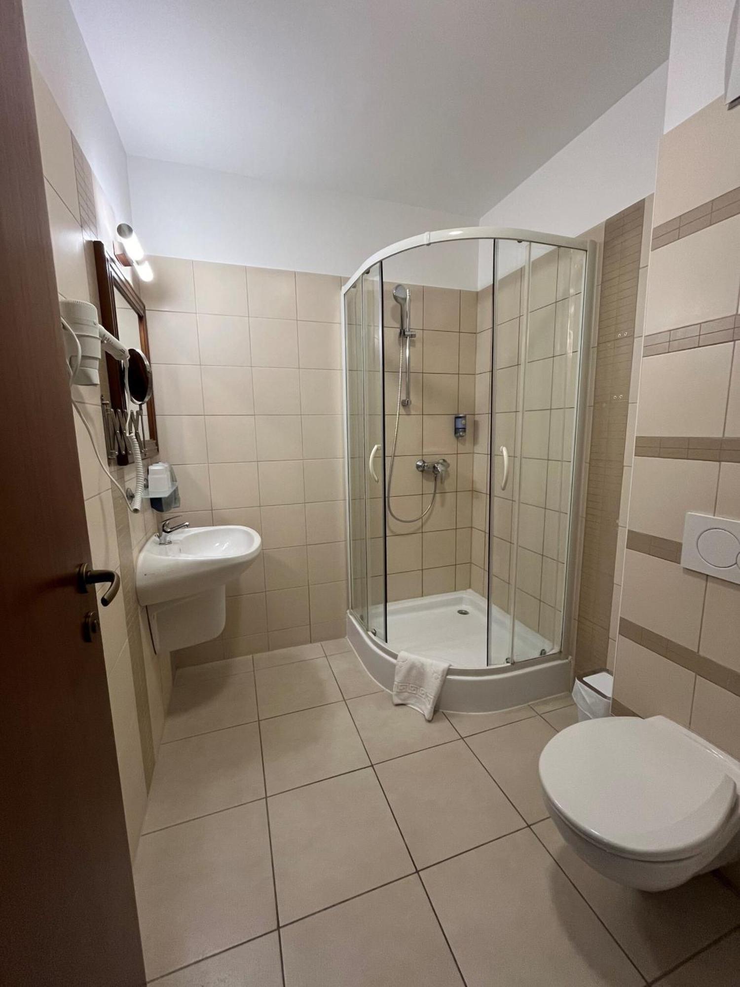 Bassiana Hotel Es Etterem Sarvar Luaran gambar