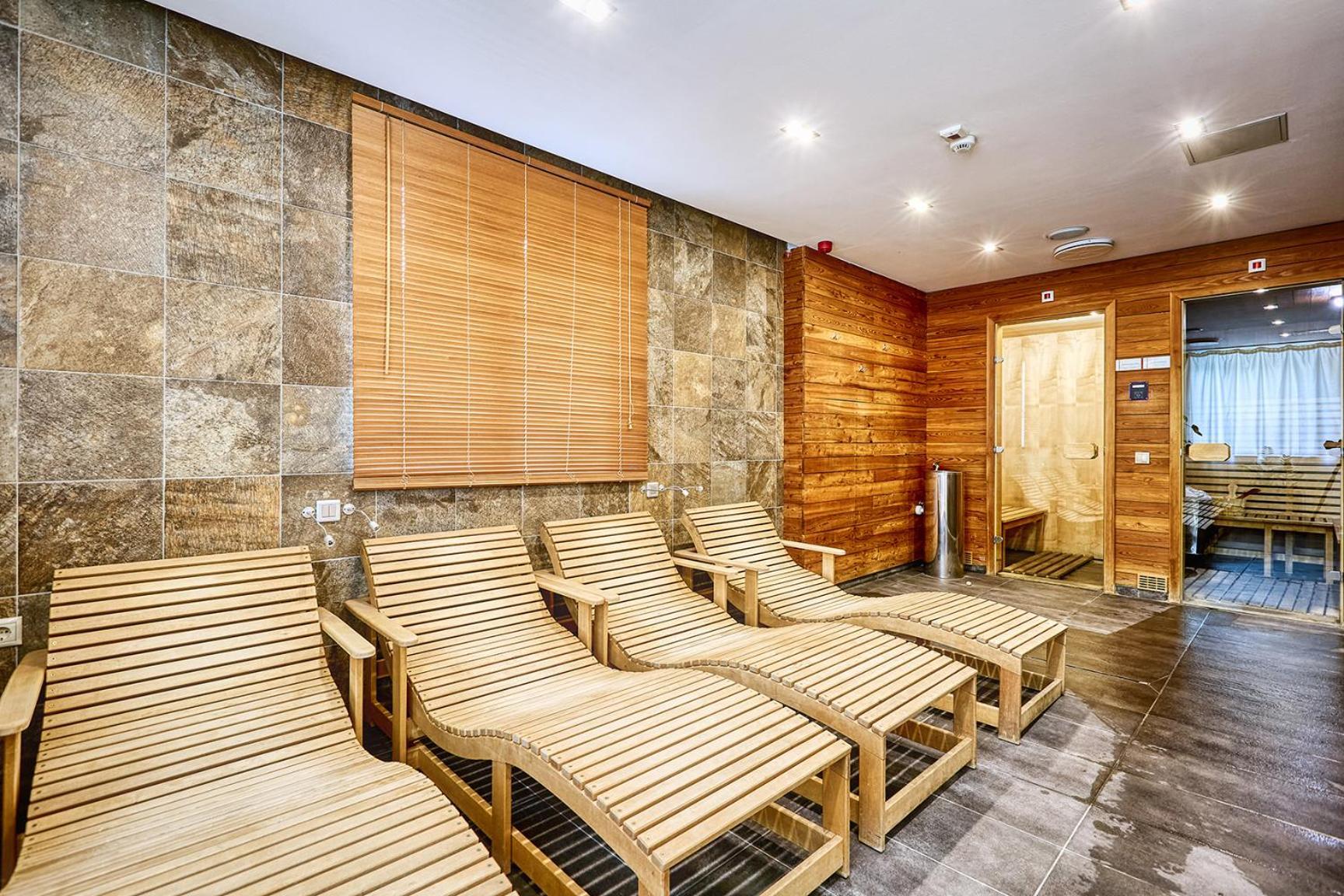 Bassiana Hotel Es Etterem Sarvar Luaran gambar