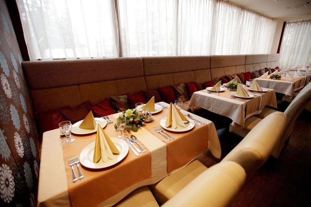 Bassiana Hotel Es Etterem Sarvar Luaran gambar
