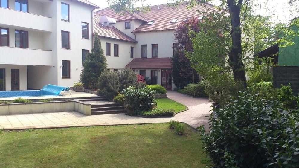 Bassiana Hotel Es Etterem Sarvar Luaran gambar