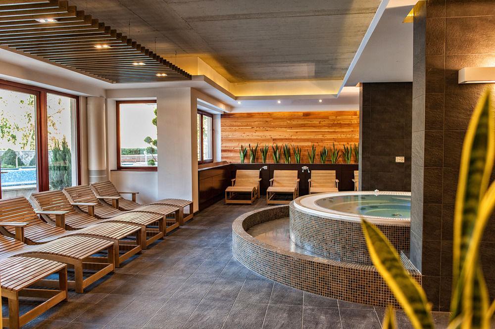 Bassiana Hotel Es Etterem Sarvar Luaran gambar