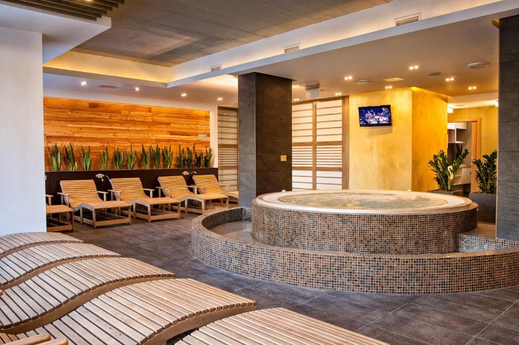 Bassiana Hotel Es Etterem Sarvar Luaran gambar